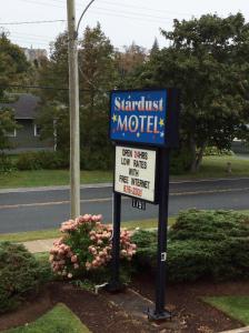 ein Schild für ein Sandwich-Motel am Straßenrand in der Unterkunft Stardust Motel - Timberlea in Timberlea