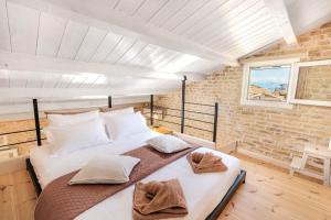 A bed or beds in a room at Art Loft Venetian Well Még 28 kép
