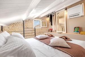 A bed or beds in a room at Art Loft Venetian Well