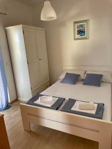 Postel nebo postele na pokoji v ubytování Apartman Emilija