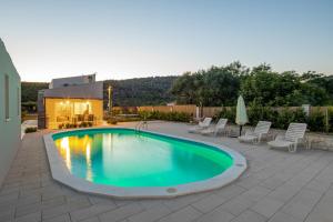 Bazén v ubytování Villa Loni Trogir Marina with pool 55 m2 - 3 e-bike free use nebo v jeho okolí