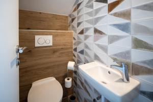 Koupelna v ubytování Villa Loni Trogir Marina with pool 55 m2 - 3 e-bike free use