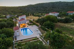 Bazén v ubytování Villa Loni Trogir Marina with pool 55 m2 - 3 e-bike free use nebo v jeho okolí