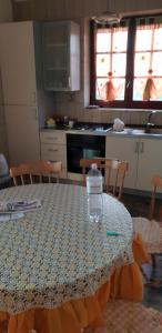 uma cozinha com uma mesa com uma toalha de mesa em Villa Greco em Cirella