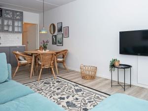 4 person holiday home in Fan في فانو: غرفة معيشة مع طاولة وتلفزيون