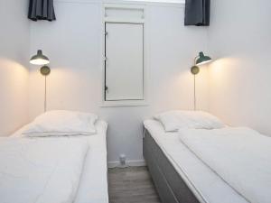 Postel nebo postele na pokoji v ubytování 4 person holiday home in Fanø-By Traum