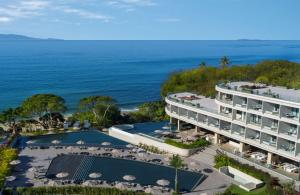 una vista aérea del hotel y del océano en Secrets Bahia Mita Surf and Spa - All Inclusive - Adults Only en Punta Mita