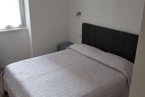 a bedroom with a large bed and a window at Appartamento Carta da Zucchero in Riva del Garda