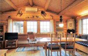 een woonkamer met een eettafel en stoelen bij Awesome Home In Ljrdalen With Kitchen in Ljørdal