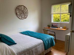 1 dormitorio con 1 cama y escritorio con ordenador portátil en Hotel Truyaca en Osorno