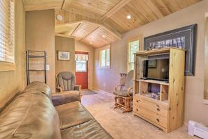 Grand Lake Home with Fireplace, Deck, Mountain Views في غراند ليك: غرفة معيشة مع أريكة وتلفزيون