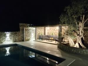 Bazén v ubytovaní Olive Tree - House with Pool alebo v jeho blízkosti