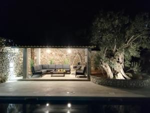 Bazén v ubytovaní Olive Tree - House with Pool alebo v jeho blízkosti