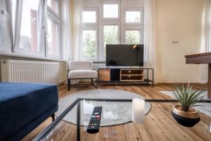 sala de estar con sofá y TV en Nähe Europa Park! Exklusive Ferienwohnung mit 140 qm!, en Kippenheim