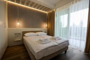 um quarto com uma cama com toalhas em Villa Park Apartament em Ostróda