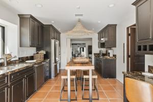 Η κουζίνα ή μικρή κουζίνα στο The Summit NEW Hilltop Estate with Sunset Views & Movie Theater