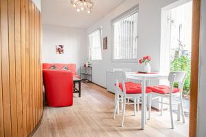 sala de estar con mesa blanca y sillas en Timeless Red 1BR Apartment - Great for Longstays, en Viena