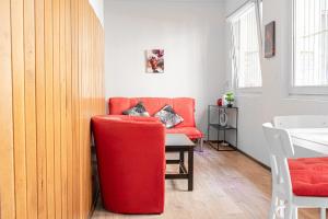 sala de estar con silla roja y mesa en Timeless Red 1BR Apartment - Great for Longstays, en Viena