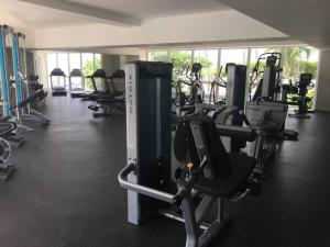 Fitness centar i/ili fitness sadržaji u objektu Luxury apartment in front of Acapulco Beach