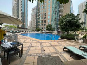 Πισίνα στο ή κοντά στο 2BR Dubai Burj View Downtown Skyline with Pool, Gym, & Parking