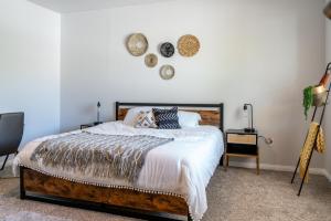 Postel nebo postele na pokoji v ubytování Boho Townhome in Carson City 10 Mins From Downtown, 30 Mins To Lake Tahoe