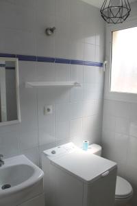 Koupelna v ubytování Maison 4 pers au calme avec patio 5 min La Rochelle et île de Ré du samedi au samedi