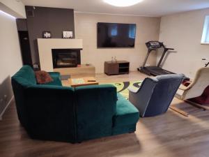 Posedenie v ubytovaní Leśny Dworek - Apartamenty SUPER z TV i salonem kominkowym