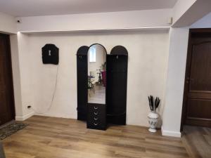 Fotografia z galérie ubytovania Leśny Dworek - Apartamenty SUPER z TV i salonem kominkowym v destinácii Mrągowo