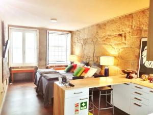 ein Schlafzimmer mit einem Bett und einem Schreibtisch. in der Unterkunft No Porto in Porto