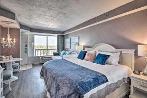 デイトナビーチにあるDreamy Daytona Studio with Beach Access!の大きなベッドと窓付きの広いベッドルームが備わります。