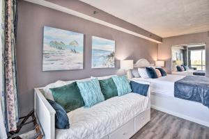 Dreamy Daytona Studio with Beach Access!にあるシーティングエリア
