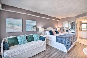 デイトナビーチにあるDreamy Daytona Studio with Beach Access!のベッド2台とソファのある寝室