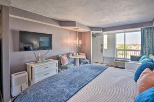 Dreamy Daytona Studio with Beach Access!にあるベッド