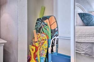 Dreamy Daytona Studio with Beach Access!にあるベッド