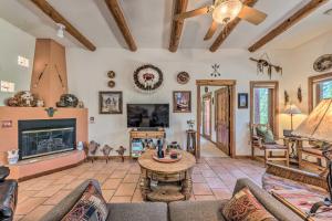 sala de estar con muebles y chimenea en Comfy Aspen Ridge Home about 3 Mi to Ski Lifts, en Cloudcroft