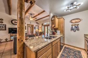 cocina con fregadero y sala de estar. en Comfy Aspen Ridge Home about 3 Mi to Ski Lifts, en Cloudcroft