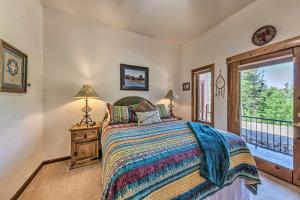 Un pat sau paturi într-o cameră la Comfy Aspen Ridge Home about 3 Mi to Ski Lifts