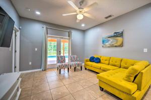 uma sala de estar com um sofá amarelo e cadeiras em Sunny Clermont Retreat with Pool 12 Mi to Disney! em Orlando