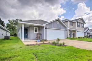 uma casa grande com garagem em Musical Pensacola Home with Fire Pit and Grill! em Pensacola