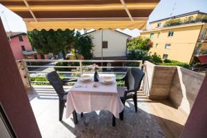 Balkón alebo terasa v ubytovaní Garda fantasy green jacuzzi sauna piscina
