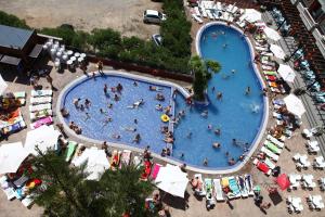 Bazén v ubytování Hotel Acuazul nebo v jeho okolí