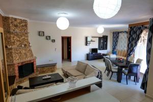 TV a/nebo společenská místnost v ubytování IDEAL HOUSE & APARTMENTS