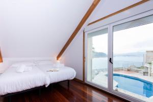 Postel nebo postele na pokoji v ubytování CASA PLAYA DE LIMENS