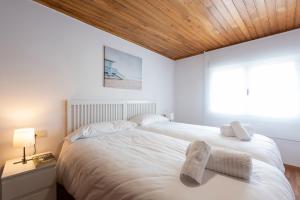 Postel nebo postele na pokoji v ubytování CASA PLAYA DE LIMENS