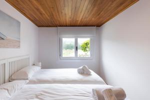 Postel nebo postele na pokoji v ubytování CASA PLAYA DE LIMENS