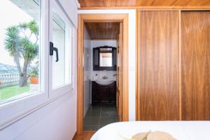 Postel nebo postele na pokoji v ubytování CASA PLAYA DE LIMENS