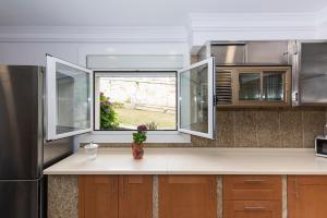 Kuchyň nebo kuchyňský kout v ubytování CASA PLAYA DE LIMENS