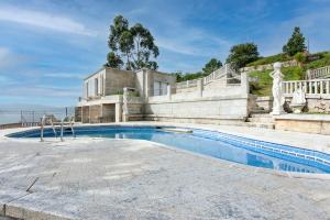 Bazén v ubytování CASA PLAYA DE LIMENS nebo v jeho okolí
