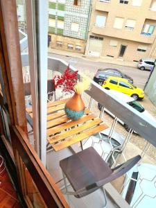 einen Balkon mit einem Tisch und einer Vase darauf in der Unterkunft Porto Central Home in Porto