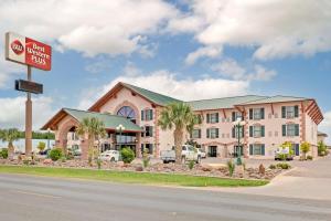 un hotel con un cartel frente a un edificio en Best Western Plus Swiss Chalet Hotel & Suites en Pecos